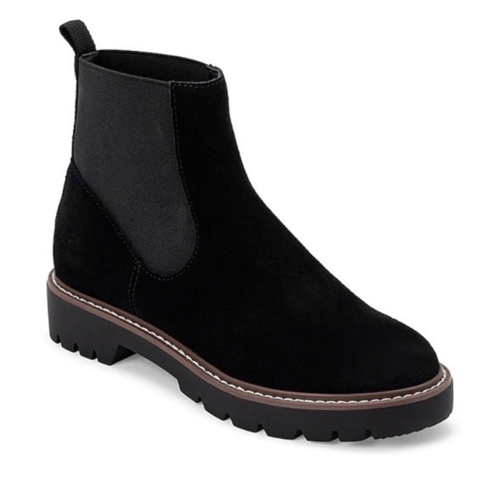 Black sued Pepper Chelsea Boots